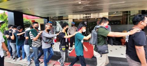 Demo Tolak Penundaan Pemilu di Makassar Ricuh, 63 Orang Ditangkap