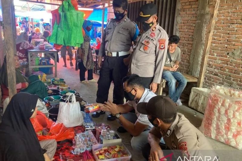 Polisi sita seratusan batang petasan berbagai jenis saat operasi cipta kondisi di Pinrang, Sulawesi Selatan. ANTARA/HO/