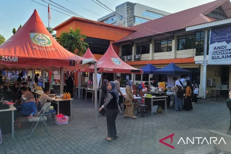 Bazar Ramadhan di Kantor Dinas Koperasi dan UMKM Sulsel, Makassar pada Ramadhan 1443 Hijriah. ANTARA Foto/Nur Suhra Wardyah