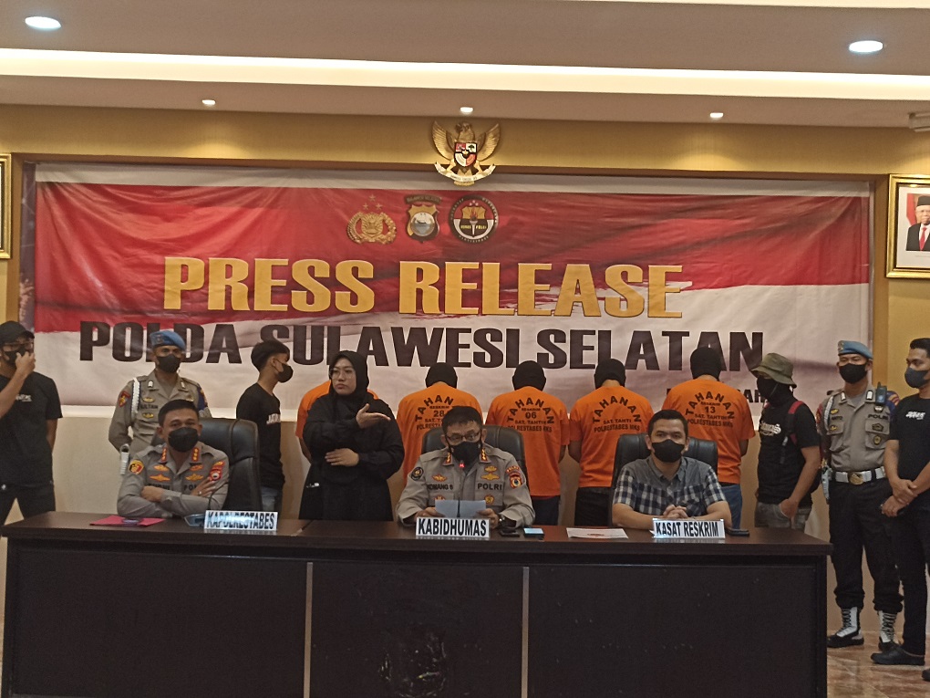 Kapolrestabes Makassar, Kombes Pol Budhi Haryanto bersama Kabid Humas Polda Sulsel, Kombes Pol Komang Suartana, di Mapolresta Makassar, Sulawesi Selatan, Senin, 18 April 2022. Medcom.id/Muhammad Syawaluddin.