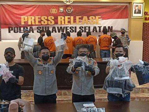 Pihak kepolisian saat memperlihatkan barang bukti, di Mapolresta Makassar, Sulawesi Selatan, Senin, 18 April 2022. Medcom.id/Muhammad Syawaluddin