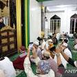 Makassar: Wakil Wali Kota Makassar Fatmawati Rusdi menggelar acara safari Ramadan di Kecamatan Biringkanaya, Sulawesi Selatan. Fatmawati membagikan 550 paket kebutuhan pokok yang dikemas dalam 550 paket kepada masyarakat.(Antara)