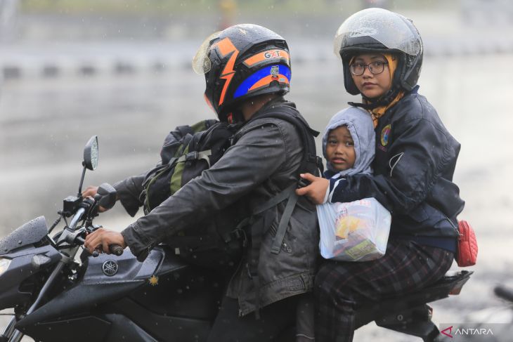 Pemudik menerobos hujan saat melintas di jalur Pantura, Widasari, Indramayu, Jawa Barat, Rabu (27/4/2022). Foto: Antara/Dedhez Anggara/rwa.