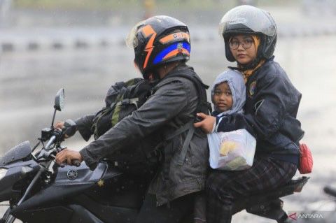 Pemudik menerobos hujan saat melintas di jalur Pantura, Widasari, Indramayu, Jawa Barat. Foto: Antara/Dedhez Anggara/rwa.