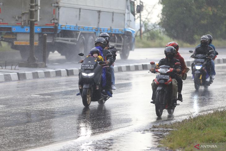 Pemudik menerobos hujan saat melintas di jalur Pantura, Widasari, Indramayu, Jawa Barat. Foto: Antara/Dedhez Anggara/rwa.