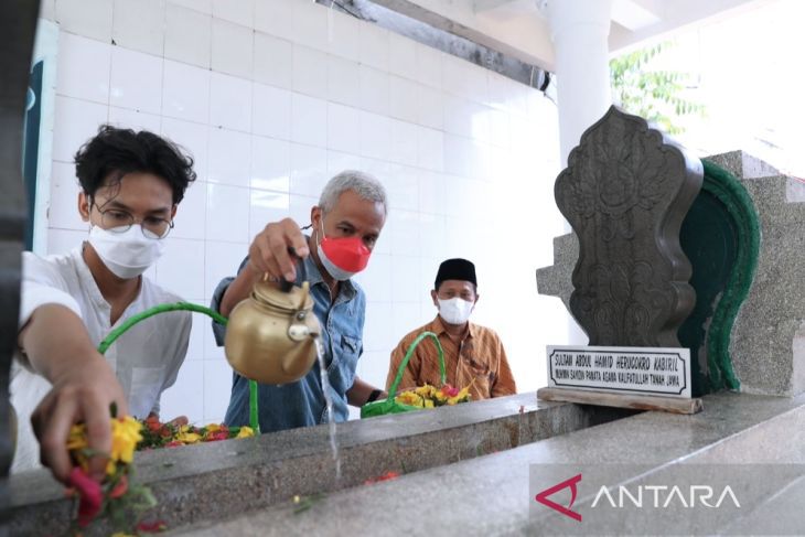 Gubernur Jawa Tengah Ganjar Pranowo (Tengah) didampingi keluarganya saat berziarah di kompleks pemakaman Pangeran Diponegoro di Kota Makassar. Foto: Antara/HO-Tim Ganjar Pranowo