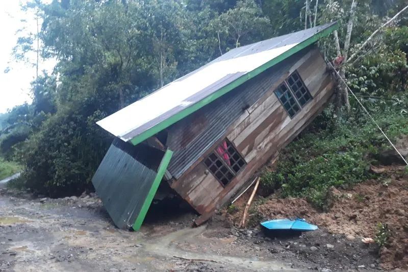 Sebuah rumah yang terdampak banjir dan longsor di Kabupaten Luwu, Sulsel. Foto: Antara/HO-Humas Pemprov Sulsel