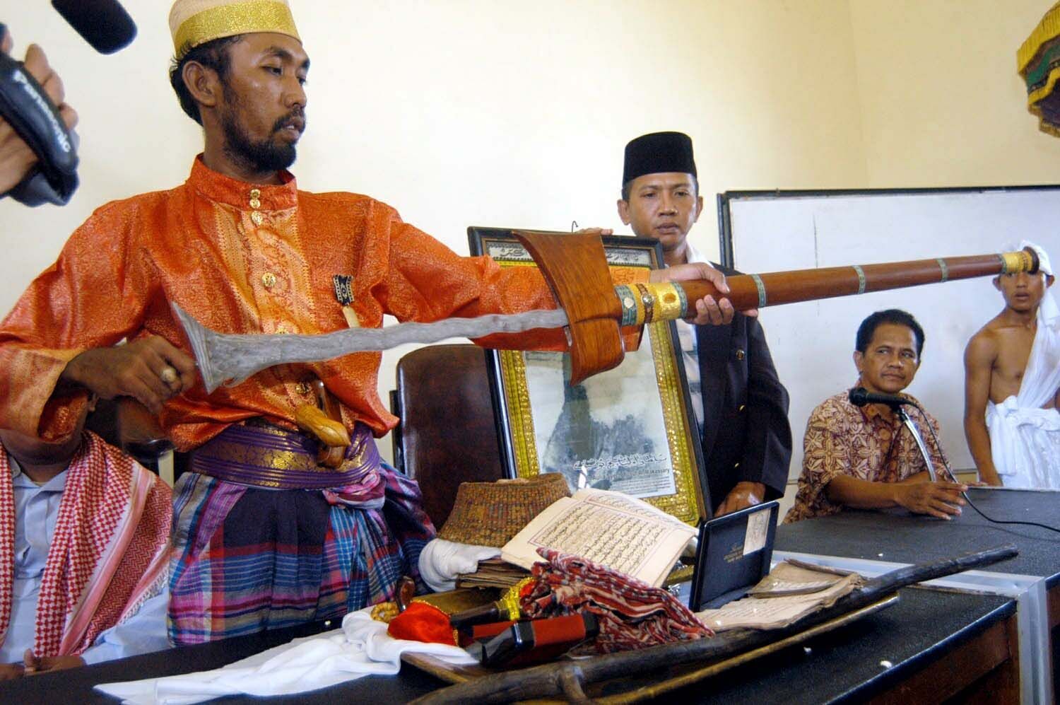 M. Akbar Amir memegang pusaka. Foto: Antara/str-Yusran Uccang 