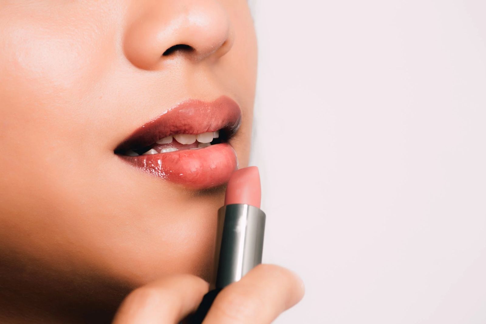 Anda bisa mulai bandingkan warna lipstik yang Anda beli dengan warna kulit sendiri. Foto: Freepik