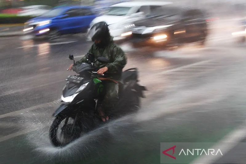 Pengendara melintas di jalan saat hujan di kawasan Bundaran Hotel Indonesia, Jakarta. Foto: Antara/Akbar Nugroho Gumay/wsj/pri.