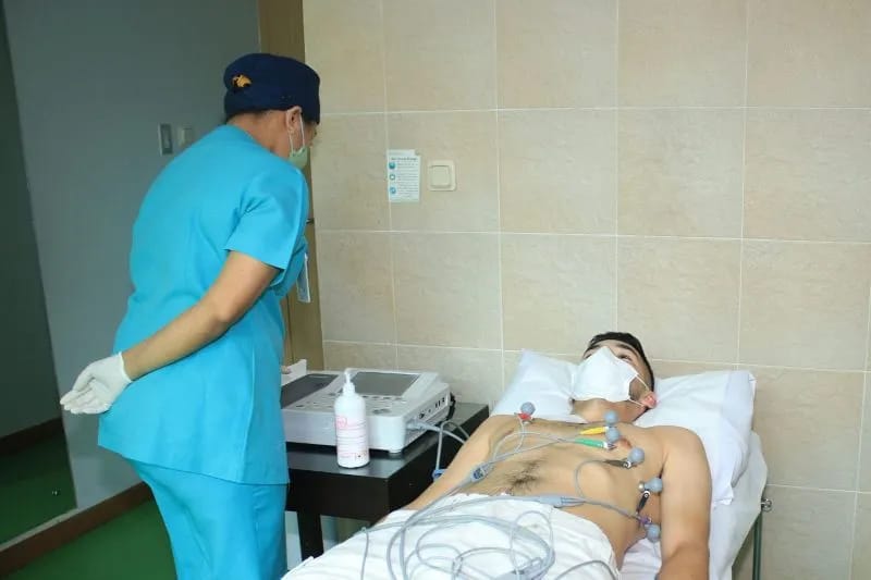 Calon pemain naturalisasi Sandy Walsh (kanan) menjalani pemeriksaan medis di salah satu rumah sakit di Jakarta, Selasa (17/5/2022). Kegiatan yang diikuti Sandy dan rekannya Jordi Amat itu menjadi salah satu syarat naturalisasi mereka menjadi WNI. (ANTARA/