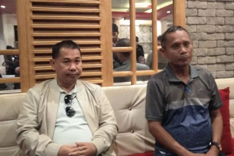Manajer timnas sepak takraw Surianto (kanan) didampingi Sekum PSTI Sulsel Nukrawi Nawir memberikan keterangan pers sebelum bertolak ke Vietnam di Makassar, Sabtu (14/5/2022). Foto: Antara/Abd Kadir