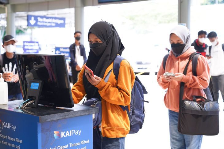 Calon penumpang kereta api saat mencetak tiket di Stasiun Cirebon, Jawa Barat. Foto: Antara/HO/Humas KAI Cirebon