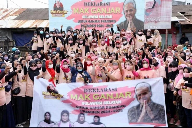 Mak Ganjar Sulsel mendeklarasikan dukungan kepada Gubernur Jawa Tengah Ganjar Pranowo untuk maju menjadi bakal calon presiden pada Pemilu 2024 di pelataran Pasar Rakyat Bulu-bulu, Kabupaten Maros, Sulawesi Selatan, Sabtu (21/5/2022). Foto: Antara/HO-Mak G