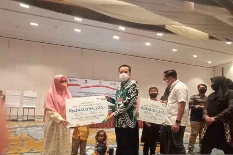 Kepala Badan Penelitian Dan Pengembangan Kemendagri Sekretaris Direktorat Jenderal Bina Keuangan Daerah, Agus Fatoni saat menyerahkan jaminan sosial BPJAMSOSTEK kepada ahli waris penerima manfaat di Makassar, Senin (23/05/2022). ANTARA/HO-Humas BPJAMSOSTE