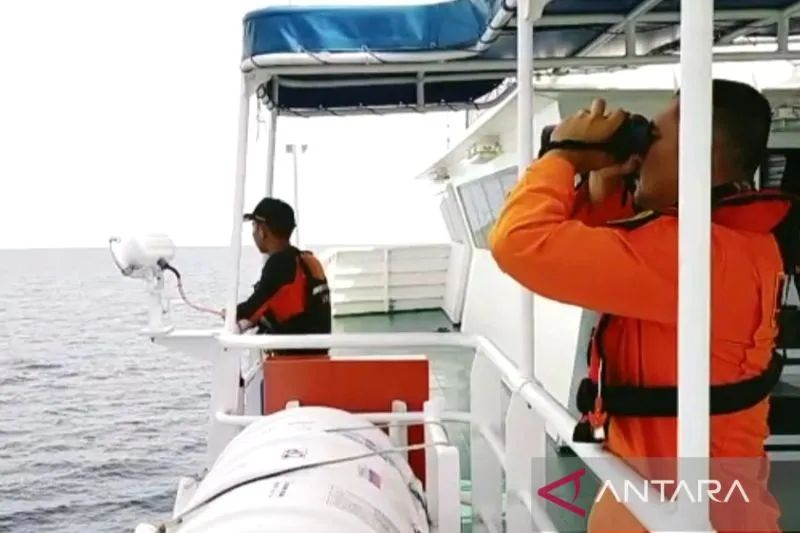 Petugas Basarnas menggunakan teropong di atas KN SAR Kamajaya saat melakukan pencarian kapal KM Ladang Pertiwi yang tenggelam di Perairan Selat Makassar, Sabtu (28/5/2022). Foto: Antara/Darwin Fatir