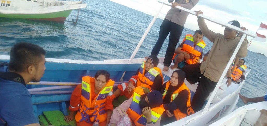 Korban tenggelamnya KM Ladang Pertiwi saat tiba di Dermaga Parappa, Kabupaten Takalar, Sulawesi Selatan, Sabtu, 28 Mei 2022. Foto: Antara/Dok. Istimewa