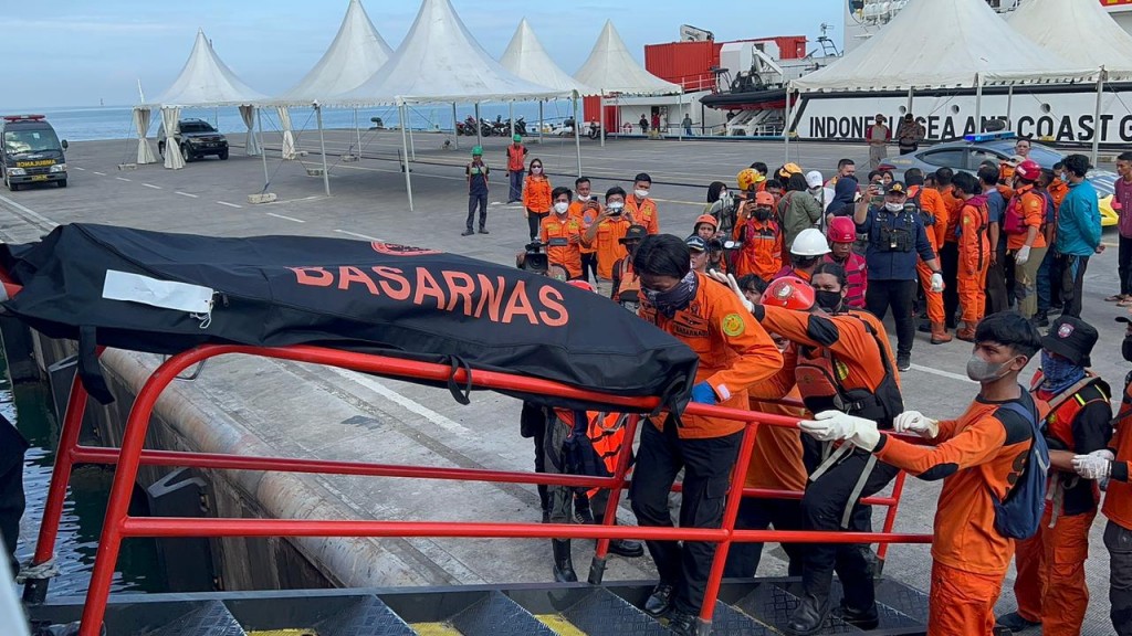 Tim Basarnas Sulawesi Selatan saat membawa korban kapal KM Ladang Pertiwi untuk dilakukan identifikasi DVI Polda Sulsel. Foto: Istimewa