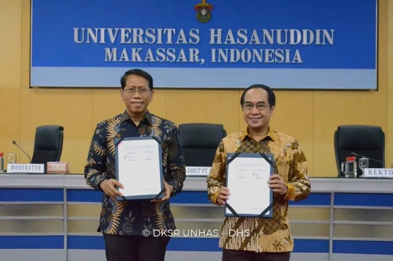 Direktur Utama PT Kereta Api Indonesia (Persero) Didiek Hartantyo dan Rektor Unhas Prof JJ pada berfoto bersama usai penandatanganan MoU pengembangan kereta api Sulsel.ANTARA/HO-Unhas