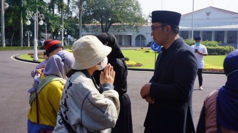 Gubernur Jawa Barat Ridwan Kamil bersama istri Atalia Praratya menemui warga yang ingin bertakziah di halaman Gedung Pakuan, Bandung. Foto: Medcom/Roni
