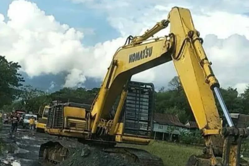 Alat berat mulai sibuk untuk pengerjaan ruas jalan Pekkae - Takkalala di Kabupaten Barru, Sulawesi Selatan.ANTARA/HO-Pemprov Sulsel