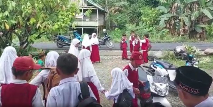 Puluhan siswa SDN 356 Papakaju, Kecamatan Suli, Kabupaten Luwu, Sulawesi Selatan, terpaksa belajar di rumah salah satu guru sekolah mereka. Foto: MGN/Nurhalim Ali