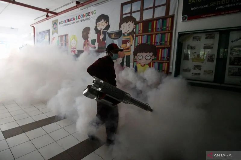 Petugas melakukan pengasapan di Sekolah Pembangunan Jaya (SPJ) 2 Gedangan, Sidoarjo, Jawa Timur, Jumat, 11 Februari 2022. Foto: Antara/Umarul Faruq/wsj