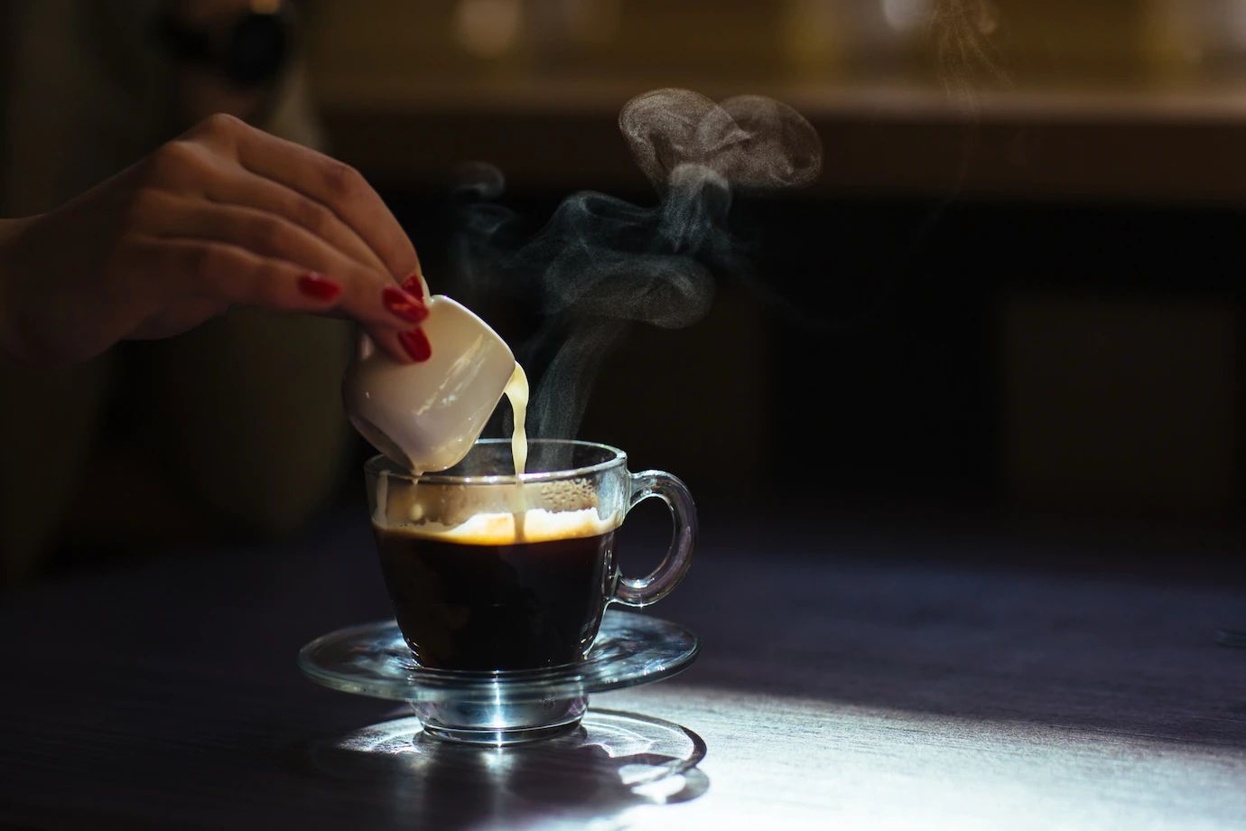 Banyak orang yang sengaja minum kopi setiap hari untuk menghilangkan rasa kantuk. Foto: Freepik