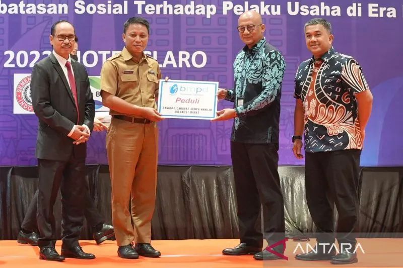 Pemprov Sulsel bersama FK-TSLP bantu Rp1 miliar untuk korban gempa Sulbar. Foto: Antara