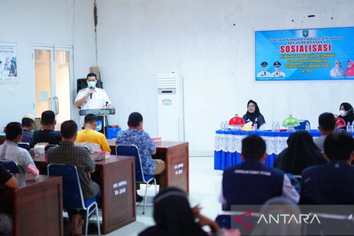 Bupati Pangkep Muhammad Yusran Lalogau (kiri) saat menghadiri sosialisasi pembinaan pelaku usaha peternakan dalam rangka meningkatan Pendapatan Asli Daerah (PAD) Pangkep tahun 2022 di Pangkep, Rabu (15/6/2022). ANTARA/HO-Humas Diskominfo Pangkep