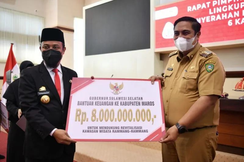 Gubernur Sulsel Andi Sudirman Sulaiman (kiri) menyerahkan bantuan untuk pengembangan Rammang-rammang kepada Bupati Maros di Makassar, Senin, 20 Juni 2022. Foto: Antara/HO-Pemprov Sulsel