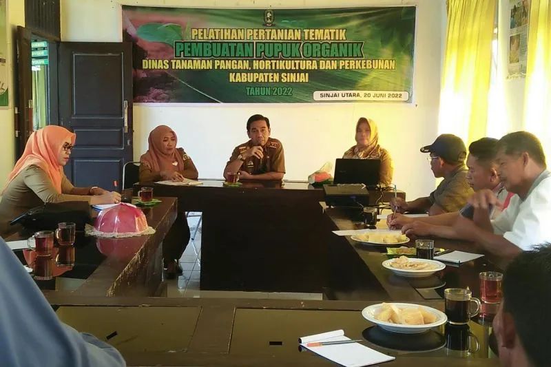Suasana pelatihan pembuatan pupuk organik kepada para petani yang digelar Dinas Tanaman Pangan Hortikultura dan Perkebunan (TPHP) Kabupaten Sinjai, Senin, 20 Juni 2022. Foto: Antara/HO-Pemkab Sinjai
