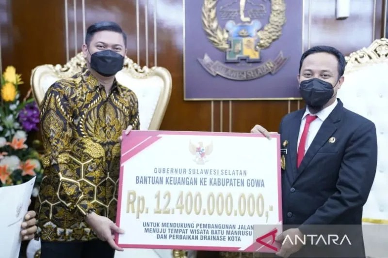 Gubernur Sulsel Andi Sudirman Sulaiman menyerahkan bantuan keuangan kepada Bupati Gowa, Adnan Purichta Ichsan di Kantor Gubernur Sulsel, Makassar, Senin (20/6/2022). ANTARA/HO-Humas Pemprov Sulsel