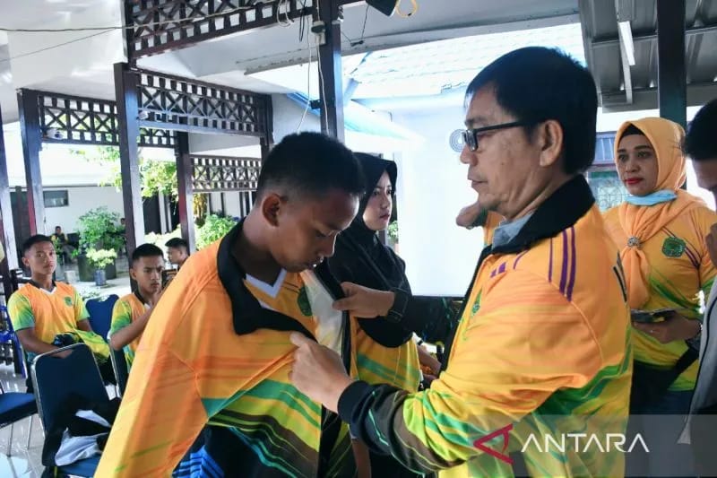 Wakil Bupati Luwu Utara Suaib Mansur saat melepas Kontingan Luwu Utara untuk mengikuti Pekan Olahraga Pelajar Daerah (POPDA) Sulawesi Selatan tahun 2022 di Luwu Utara, Senin (20/06/2022). ANTARA Foto/HO-Humas Pemprov Sulsel