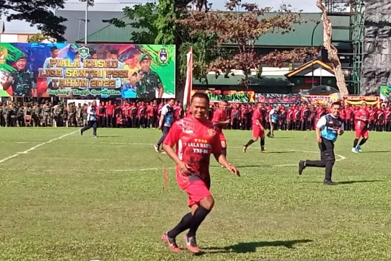 Makassar: Liga Santri PSSI 2022 resmi dibuka oleh Pangdam XIV/Hasanuddin Mayjen TNI Andi Muhammad Bau Sawa Mappanyukki. Sebanyak 126 tim dari tiga provinsi di Sulawesi akan mengikuti turnamen tersebut.