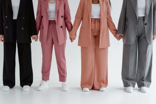 Lima outfit yang harus dihindari wanita bertubuh mungil agar terlihat lebih tinggi. Foto: Pexels.com