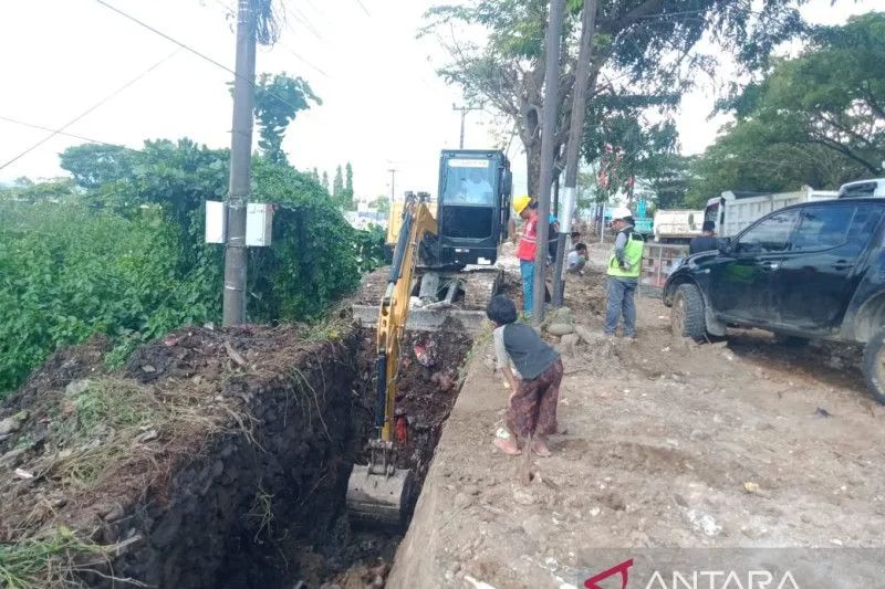 Proses perbaikan jalan dan drainase di ruas jalan provinsi Tun Abdul Razak yang menghubungkan Kota Makassar dan Kabupaten Gowa, Sulsel, Senin, 27 Juni 2022. Foto: Antara/HO
