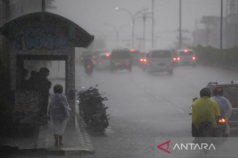 Sejumlah pengendara menembus hujan saat melintas di jalan Jenderal Sudirman Palembang, Sumatera Selatan, Rabu (18/11/2020). Badan Meteorologi Klimatologi dan Geofisika (BMKG) Palembang memprediksi dampak fenomena La Nina, curah hujan di tujuh Kabupaten/Ko