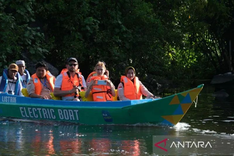 Tim Asesor UNESCO saat melakukan assessment di kawasan Wisata Karst Rammang-rammang menggunakan perahu listrik dari PLN beberapa waktu lalu. ANTARA Foto/HO-Humas PLN UIW Sulselrabar