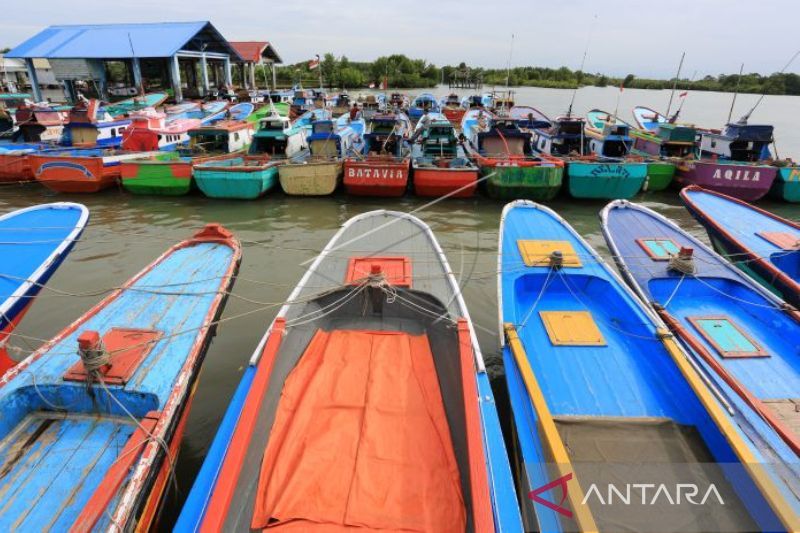 Arsip Foto -Sejumlah nelayan berada di atas kapal yang ditambatkan di Pelabuhan Desa Kuala Bubon, Samatiga, Aceh Barat, Aceh, Senin (4/7/2022). Sejak tiga hari terakhir sebagian nelayan di kawasan itu tidak melaut karena cuaca buruk disertai angin kencang