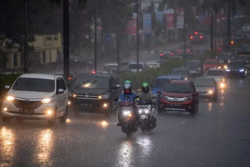 Arsip Foto. Pengendara menerobos hujan lebat di jalan protokol Kota Palembang, Sumatera Selatan. (ANTARA FOTO/Nova Wahyudi)