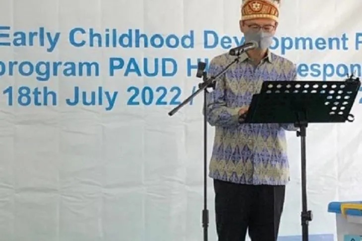 Duta Besar Jepang untuk Indonesia Kenji Kanasugi menyampaikan sambutan pada program pembelajaran dan tumbuh kembang anak usia dini untuk menyediakan layanan pemulihan efek COVID-19 bagi anak-anak usia dini. (ANTARA/HO-Kedubes Jepang di Jakarta)