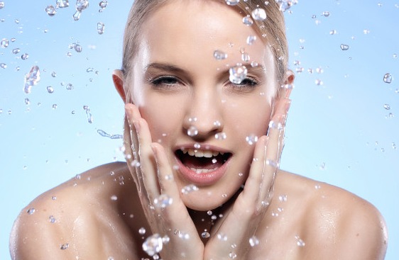 (Chimento menyarankan untuk mencuci wajah dua sampai tiga kali sehari jika keringat berlebihan. Foto: Ilustrasi. Dok. Freepik.com)
