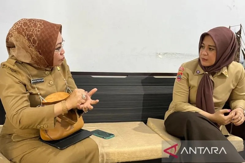 Wakil Wali Kota Makassar Fatmawati Rusdi (kanan) saat membahas rencana kunjungan Menko PMK Muhadjir Effendy untuk melihat langsung budidaya larva dalam mengatasi persampahan di Makassar. ANTARA/HO/Pemkot Makassar