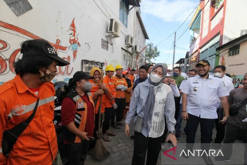 Wakil Wali Kota Makassar Fatmawati Rusdi saat berkunjung ke salah satu lorong wisata di Makassar. ANTARA/HO/Pemkot Makassar