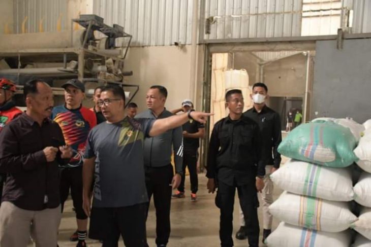 Penjabat Gubernur Sulbar, Akmal Malik bersama melakukan peninjauan pabrik beras UD Madinah di Kecamatan Campalagian, Kabupaten Polman Sabtu, (31/7/2022) ANTARA Foto/ M Faisal Hanapi