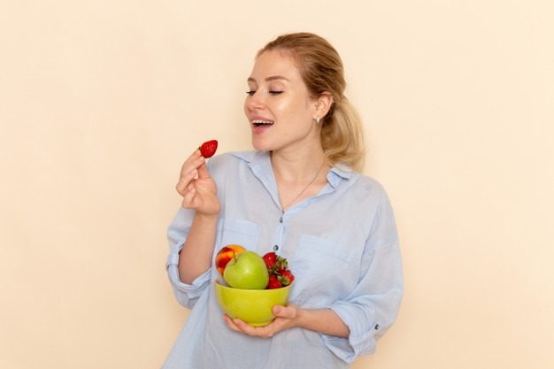(Hindari mengonsumsi buah dengan taburan garam agara nutrisi dalam buah tetap terjaga. Foto: Ilustrasi. Dok. Freepik.com)