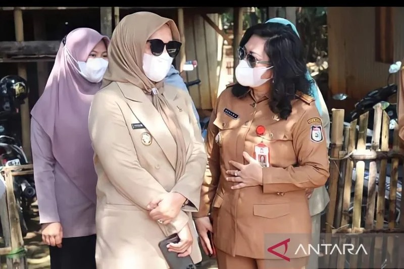 Kepala Dinas Ketenagakerjaan Makassar Nielma Palamba (kanan) bersama Wakil Wali Kota Makassar Fatmawati Rusdi. ANTARA/HO/Dokumentasi Pribadi