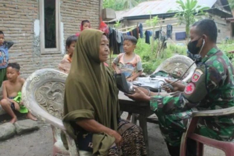 Program TNI Manunggal Membangun Desa (TMMD) Ke-114 yang dilaksanakan Kodim 1418 Mamuju Provinsi Sulawesi Barat (Sulbar) memberikan pelayanan kesehatan gratis kepada masyarakat di Mamuju, Minggu (07/8/2022) ANTARA Foto/ M Faisal Hanapi