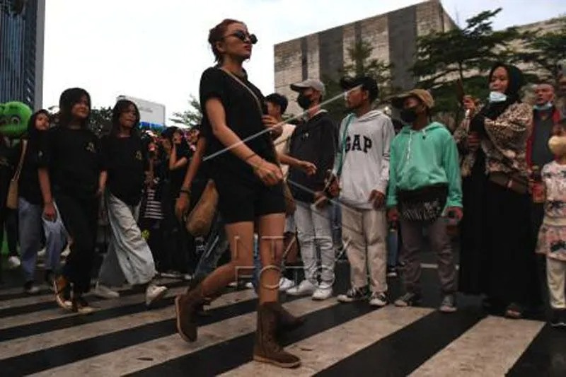 Fenomena 'Street Fashion Show' oleh remaja SCBD di Dukuh Atas (ANTARA FOTO/Hafidz Mubarak A/wsj)